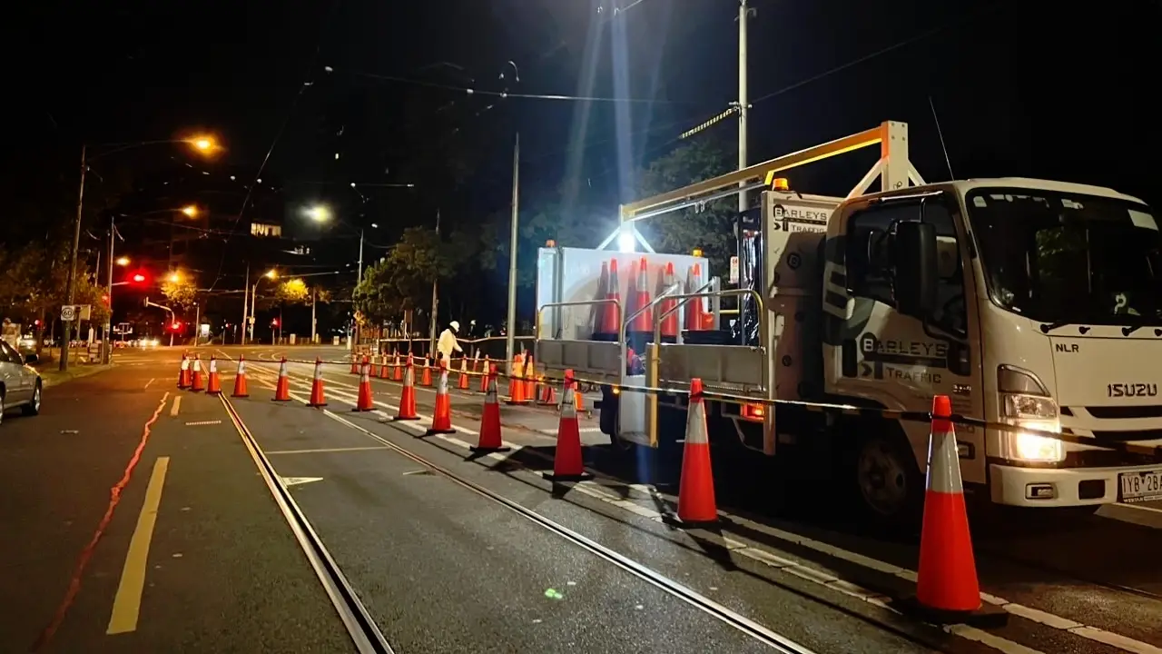 بارليز ترافيك | نصائح السلامة المرورية الليلية لمناطق عمل أكثر أماناً